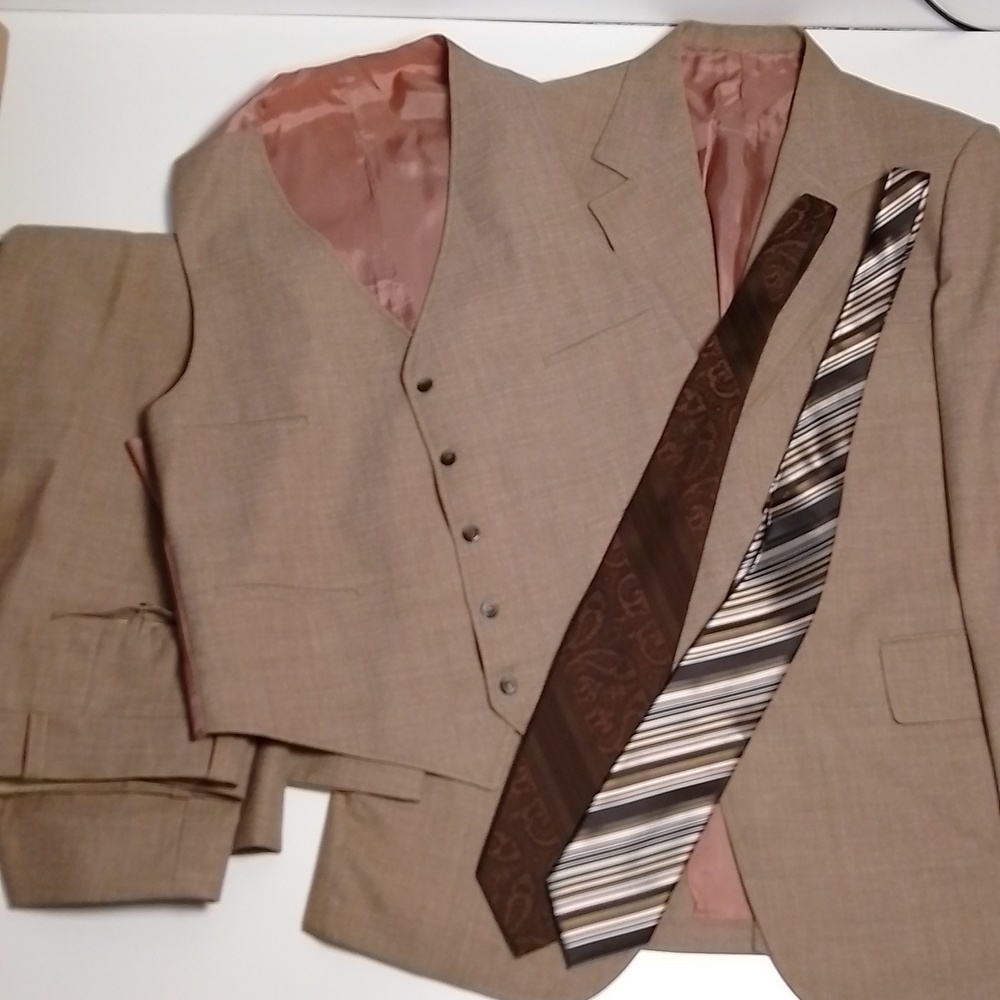 Wool polyester mens 3 piece suit with ties. Light brown size medium Prom wedding